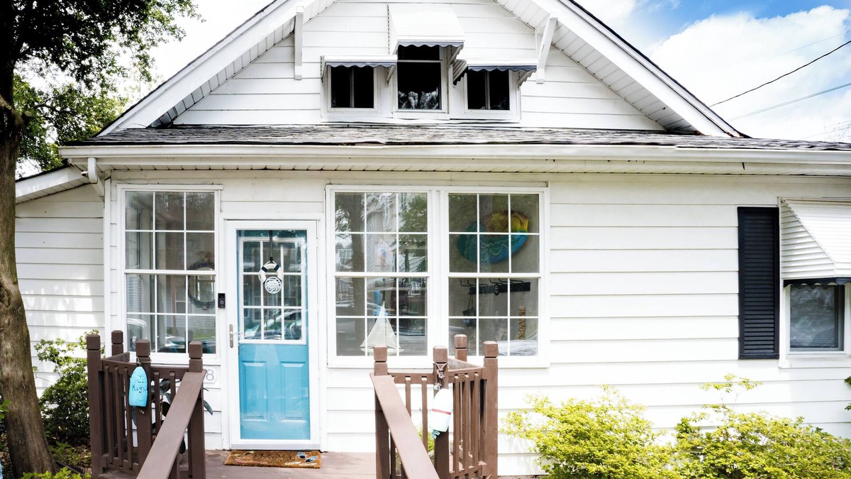 Northwest Cottage | Charming 3-bedroom vintage beach cottage 5 minute walk to the Chesapeake Bay!