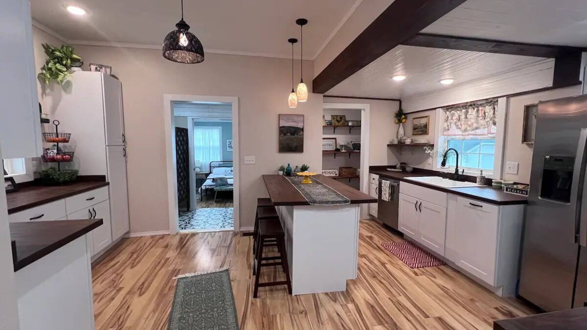 Willow Springs House | Charming 3-bedroom Craftsman house in delightful Willow Springs, MO