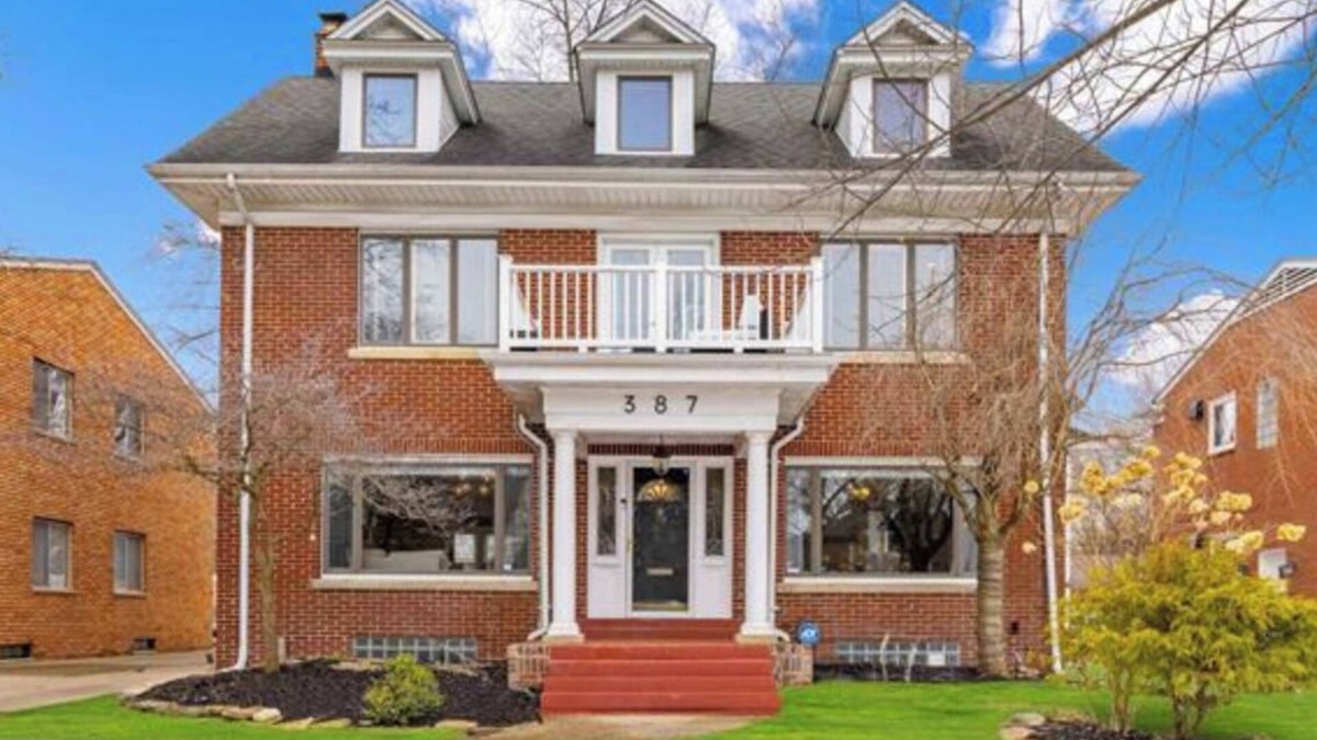 Grosse Pointe House | Charming 3-bedroom 3.5 bath house in desirable Grosse Pointe, MI