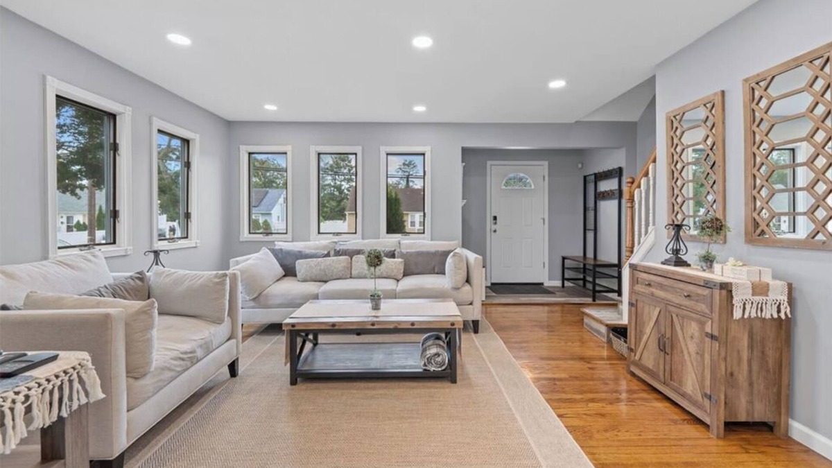 East Massapequa Apartment | Charming 3-bedroom 2-bath apartment with AC, WiFi in fabulous Amityville