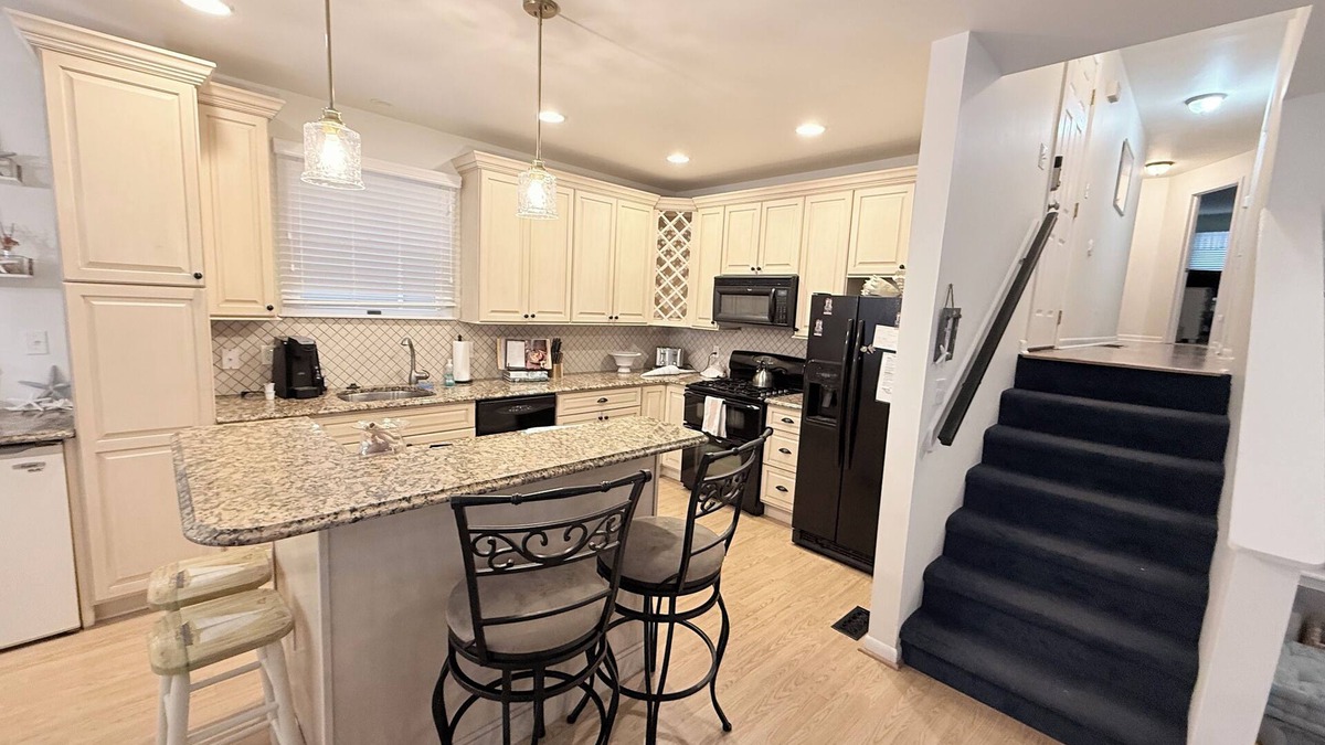 Gold Coast Condo | Charming 3-bedroom 2 bath , 1st floor condo on 23rd & Asbury
