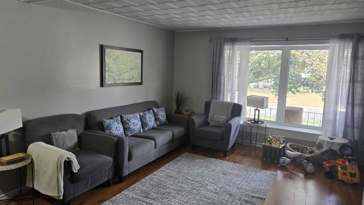 Brampton House | Charming 3 bedroom apartment close to Pearson Airport and all amenities