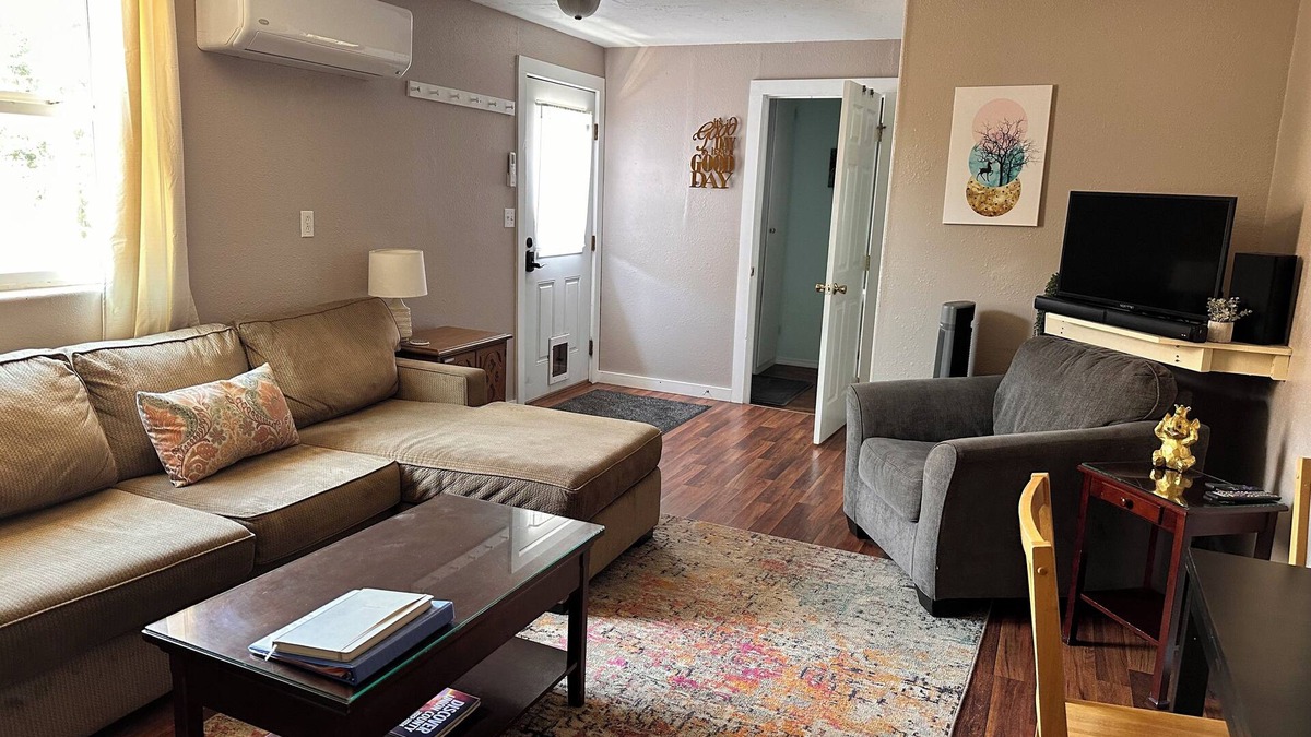 La Grande Apartment | Charming 3-bedroom apartment with WiFi, AC walkable to downtown La Grande