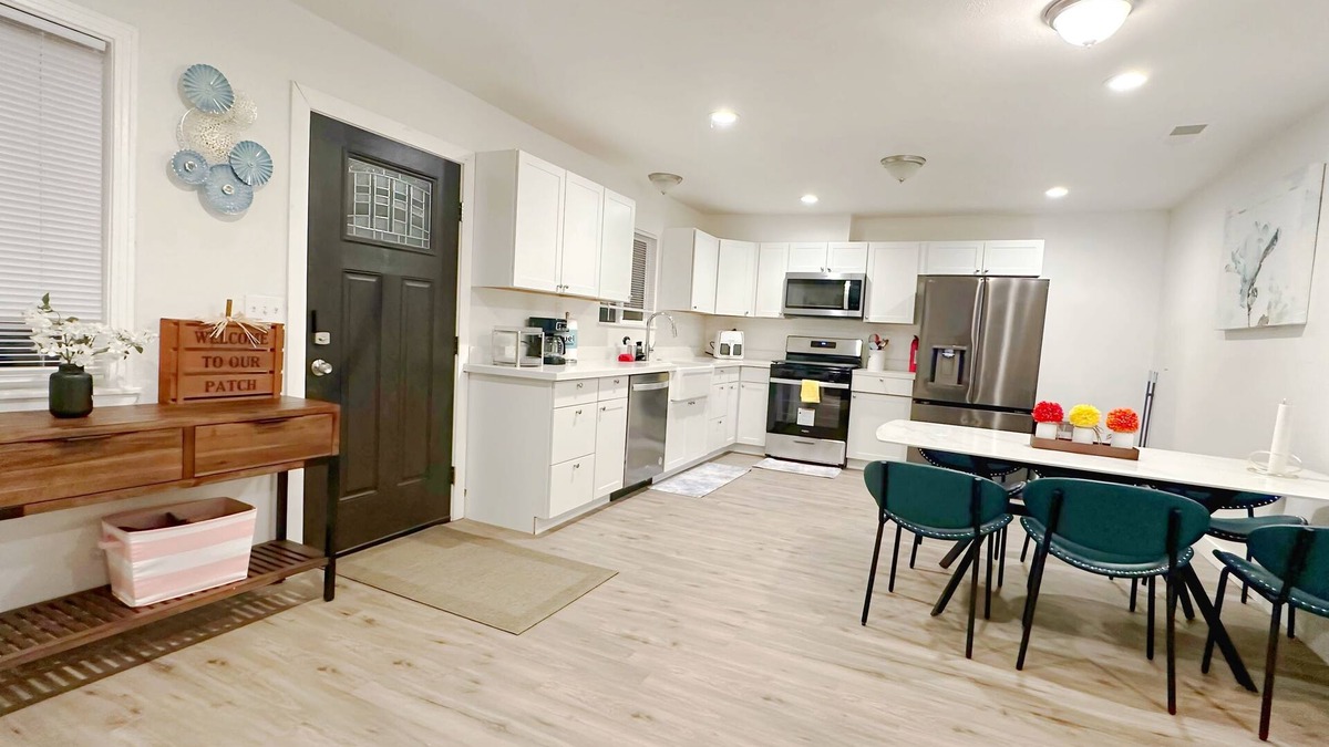 Woodlake Apartment | Charming 3-bedroom apartment in Woodlake with WiFi and AC, 25 minutes to Sequoia
