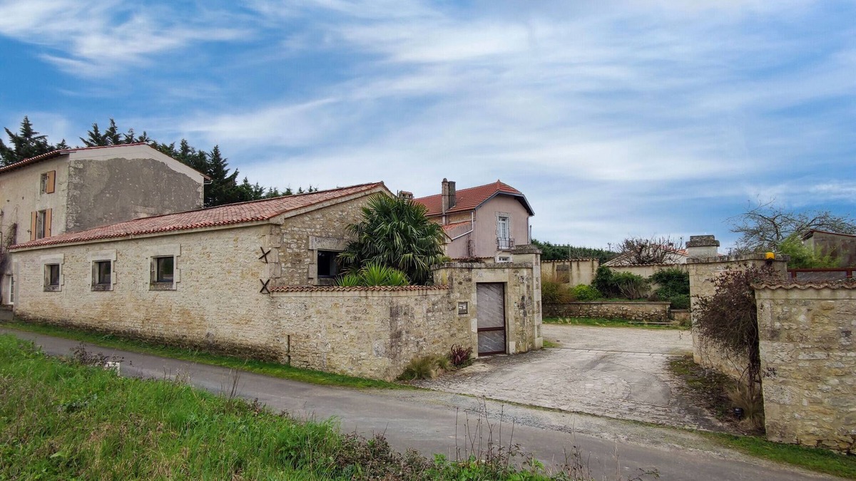 Pissotte Cottage | Charming 3-Bedroom Architect's Cottage with Private Garden and Parking in Pissotte