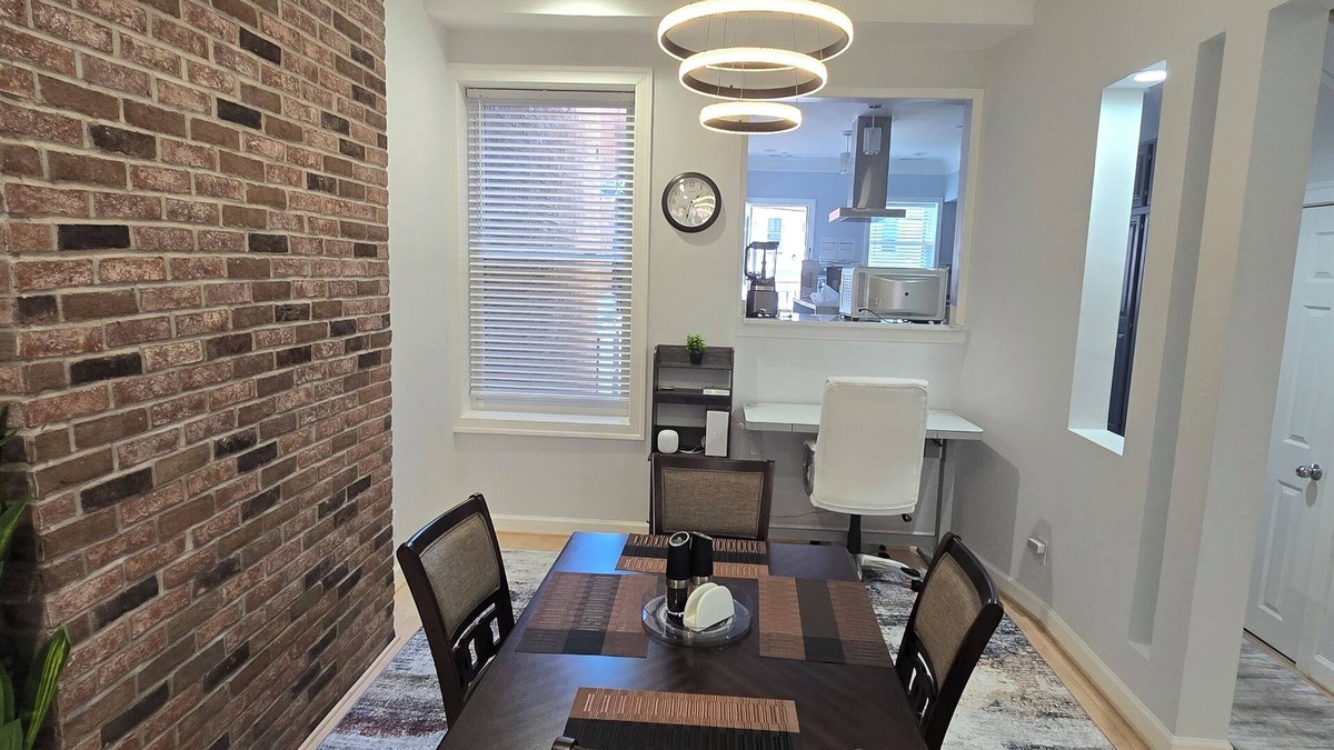 Mount Vernon Triangle House | Charming 3-bedroom by Convention Center DC WiFi, AC, Free off street Parking