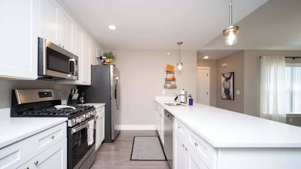 Bettendorf Apartment | Charming 3 bedroom Condo in Bettendorf with King Master Suite