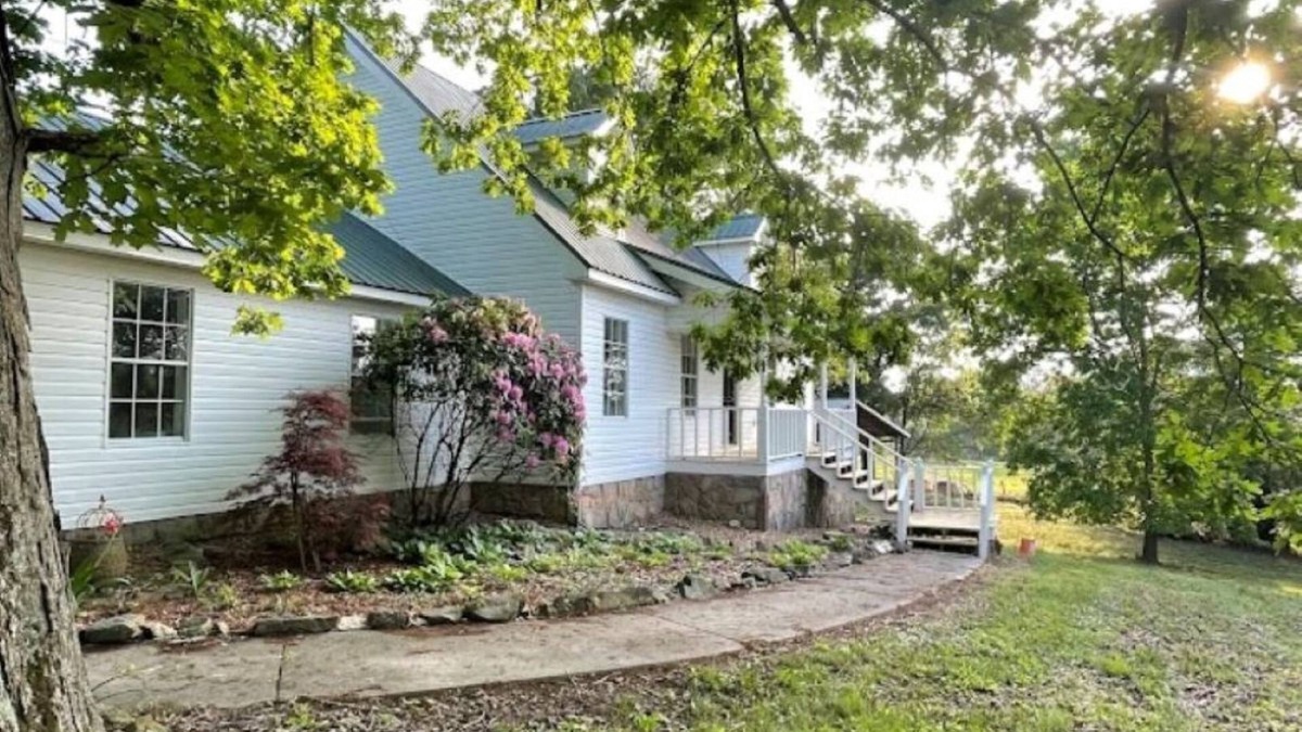 Dalton Other | Charming 3-bedroom farmhouse in Dalton