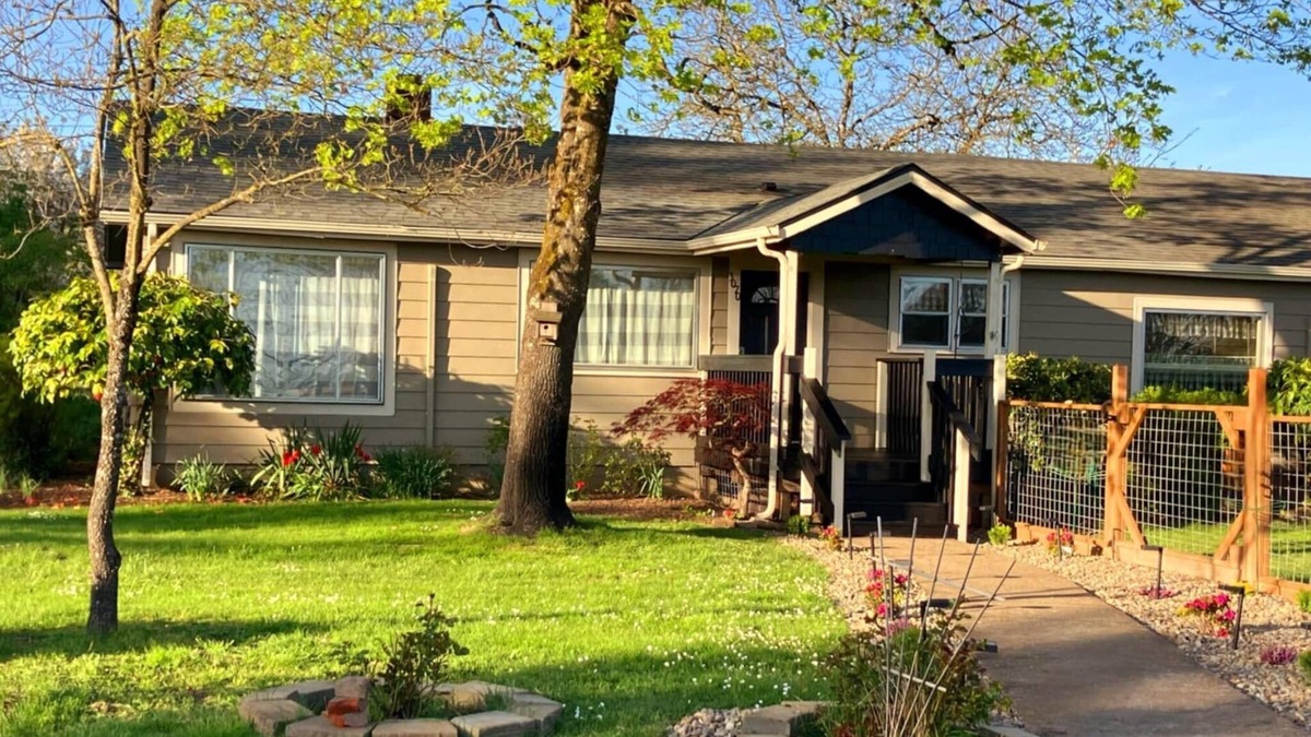 Dayton Other | Charming 3-bedroom Farmhouse with AC and Wifi in Willamette Valley Wine Country