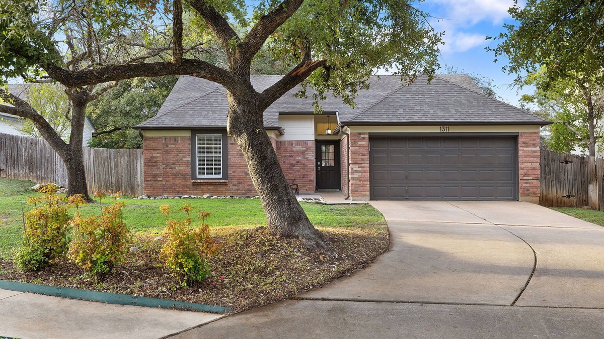 North Buttercup Creek House | Charming 3-bedroom house in Cedar Park with large backyard and deck near Austin
