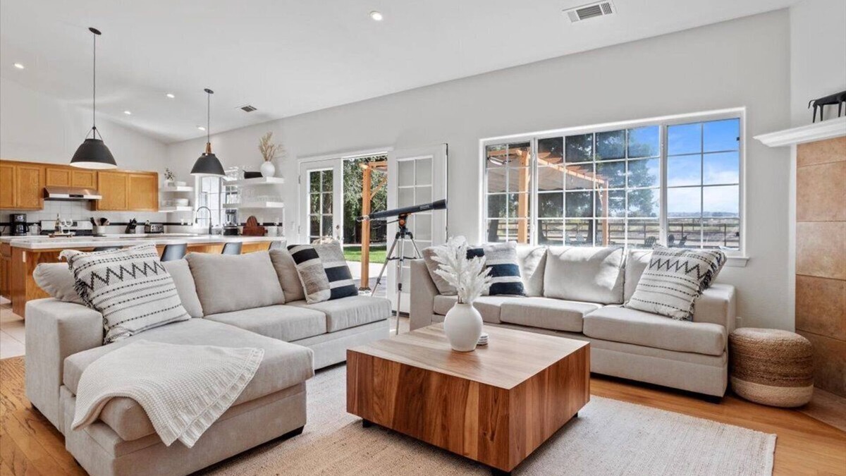 Los Alamos House | Charming 3-bedroom house in marvelous Los Alamos with WiFi, fitness room