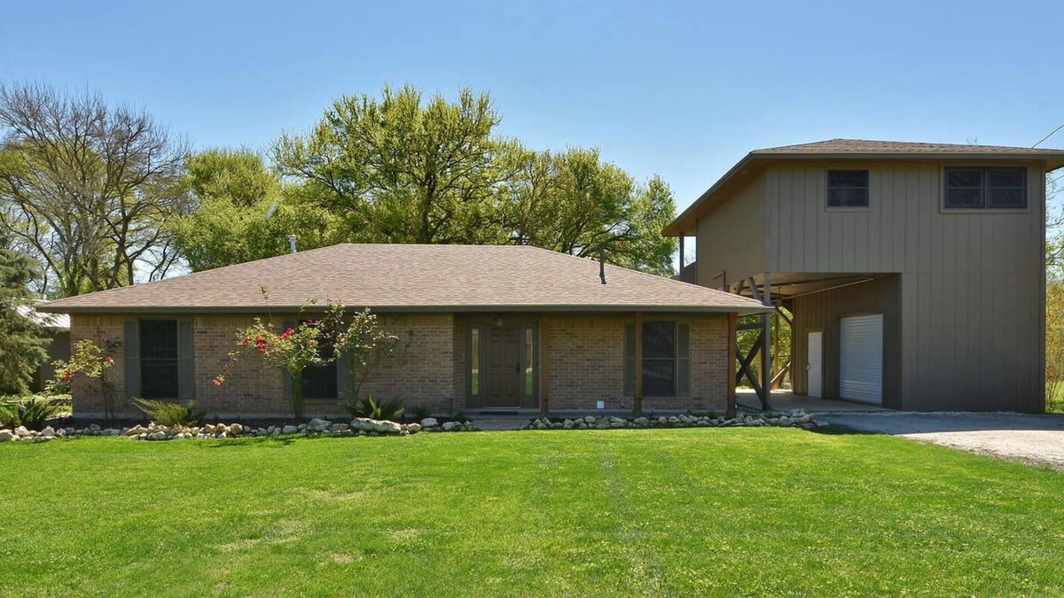 Martindale House | Charming 3-bedroom house on San Marcos River in Martindale