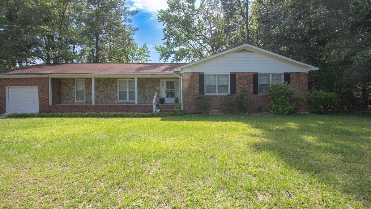 Orangeburg House | Charming 3-bedroom house with Lakeview in Orangeburg