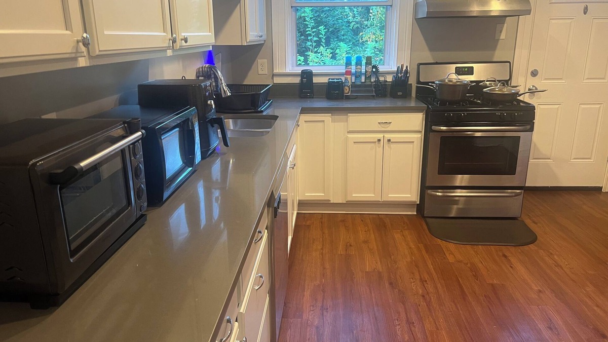 Perry North House | Charming 3-bedroom house in Pittsburgh with WiFi 10 Min to Stadiums 2 King Beds