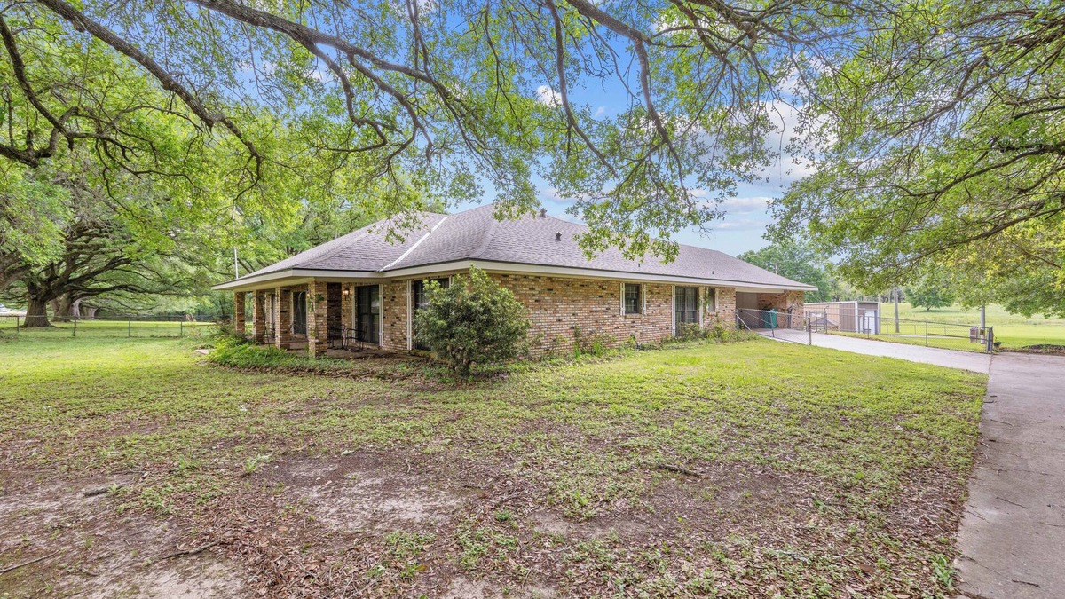 Broussard House | Charming 3-bedroom house with AC in Broussard