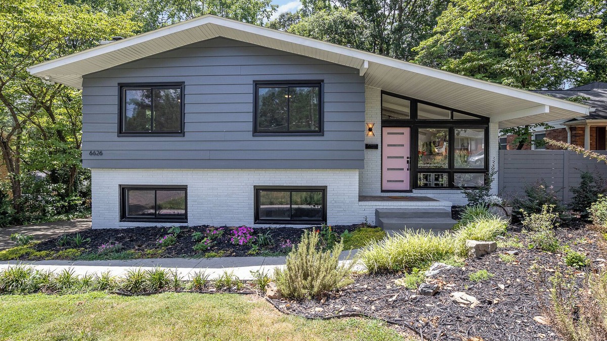 Starmount House | Charming 3-bedroom house with spacious backyard in enjoyable Charlotte.