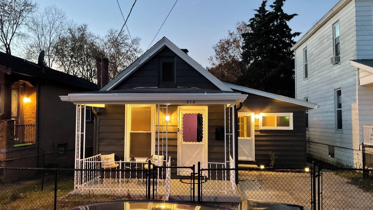 Latonia House | Charming 3-bedroom house with AC and WiFi in welcoming Covington.