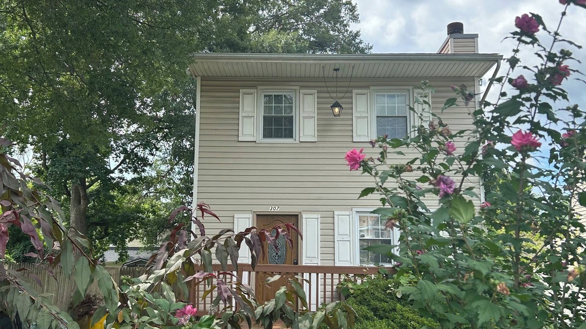 Edgewater House | Charming 3-bedroom house with AC, WiFi in tranquil Edgewater on the bay .