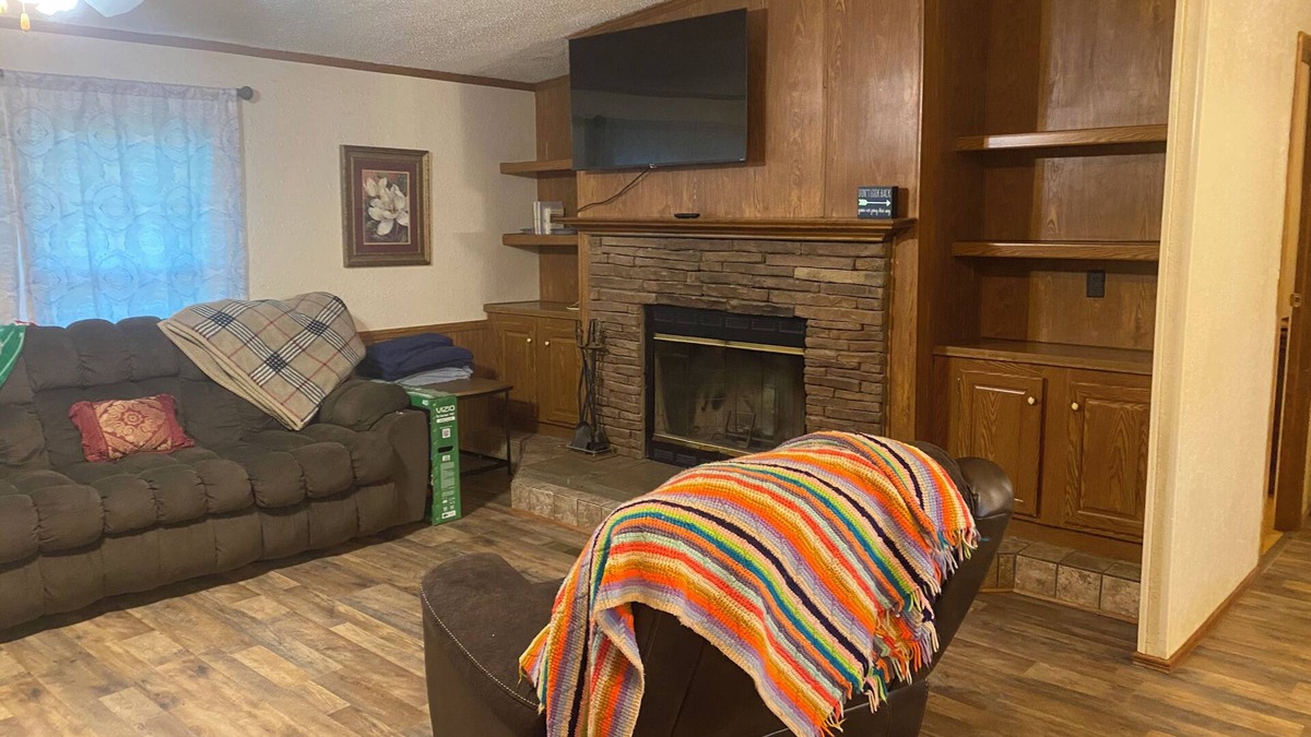 Plainview House | Charming 3-bedroom house with AC and WiFi in Plainview, surrounded by mountains.