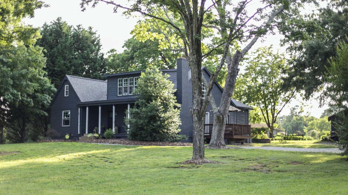 Salisbury House | Charming 3-bedroom home with gardens & chickens