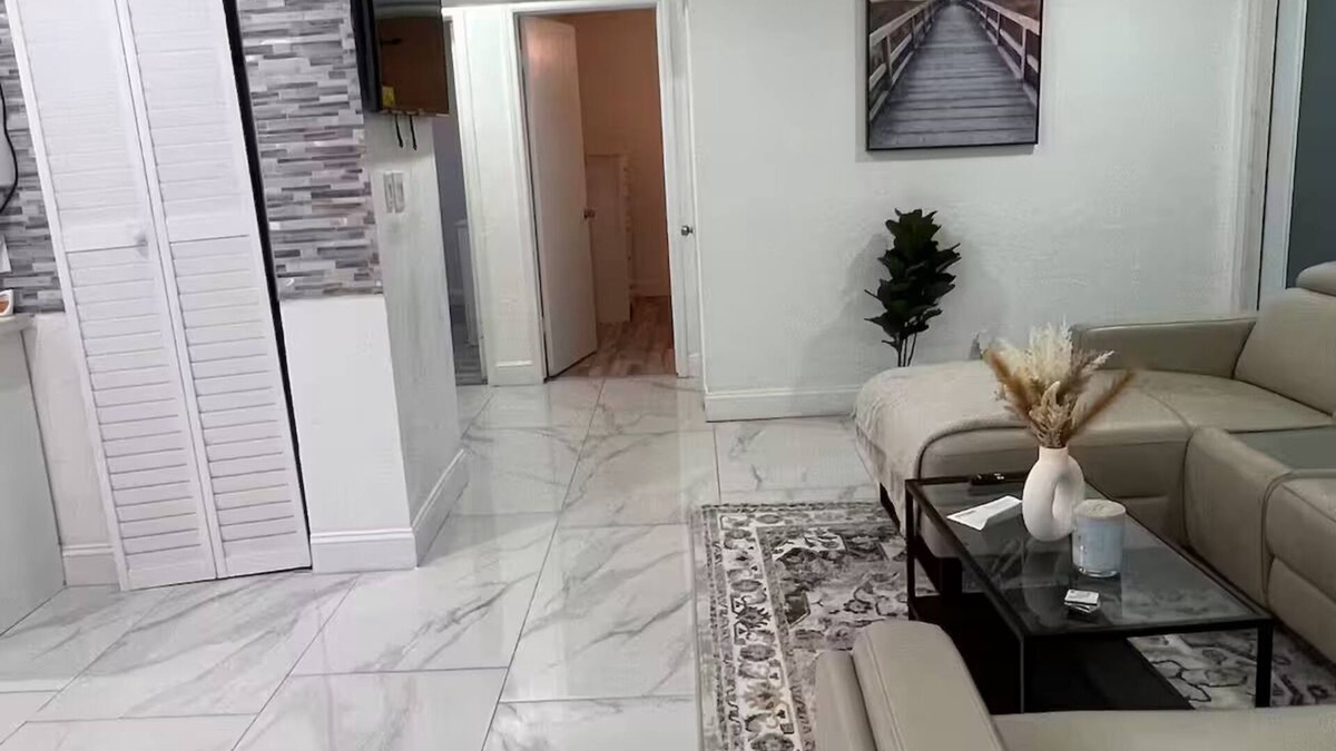 West Park House | Charming 3-bedroom house in lovely West Park with WiFi, AC, big backyard, tv