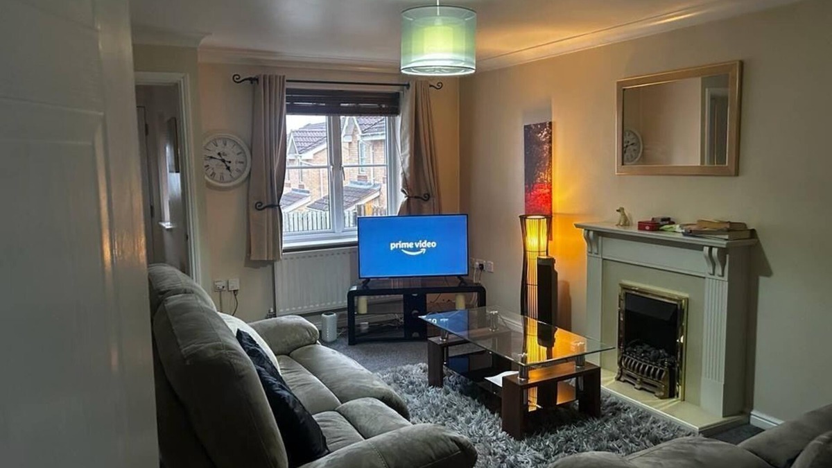 Oldbury House | Charming 3 Bedroom Home with Private Garden & 2 Toilets