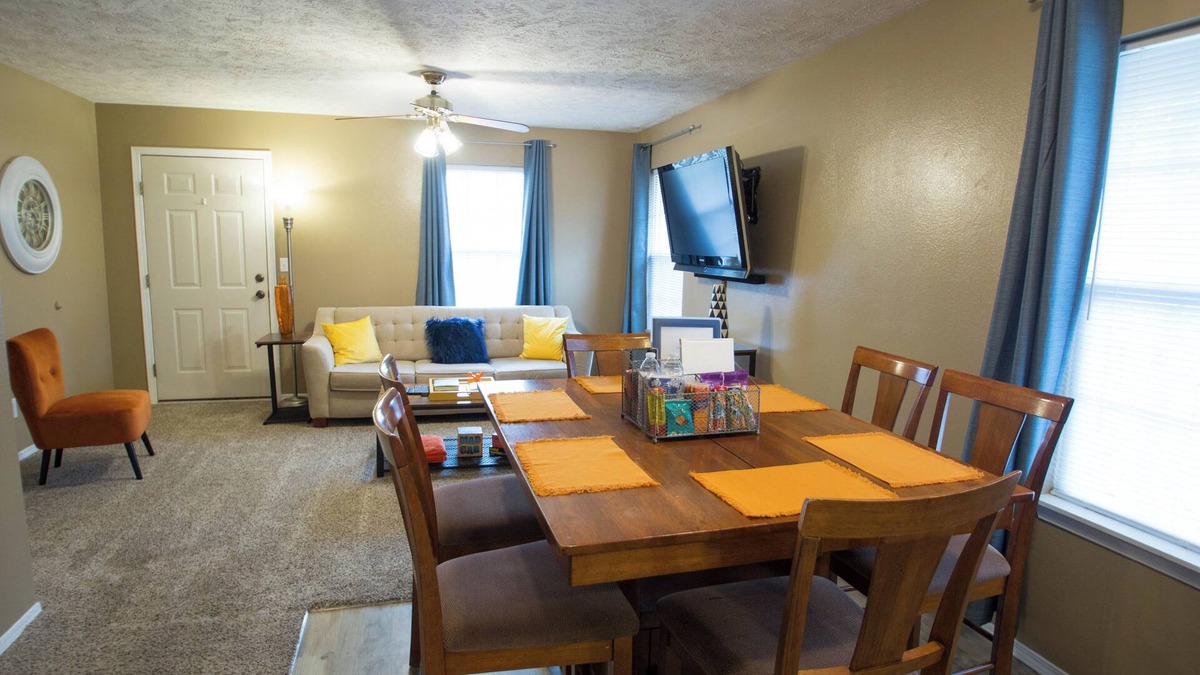 Ozark House | Charming 3-bedroom home just of the Ozark square!