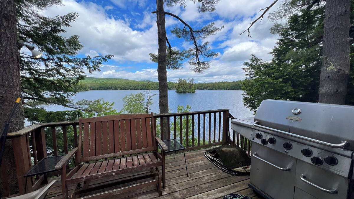 Raymond House | Charming 3-bedroom home in Sebago Lake Region