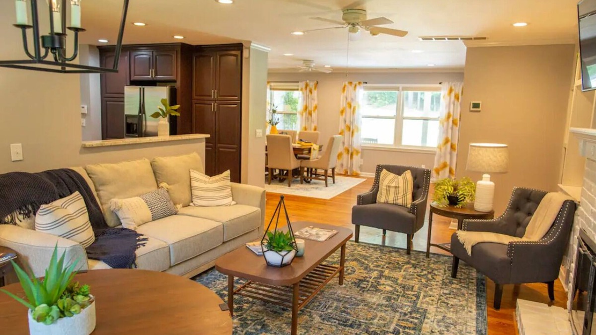 Dunwoody House | Charming 3-bedroom house with in-law suite in Dunwoody