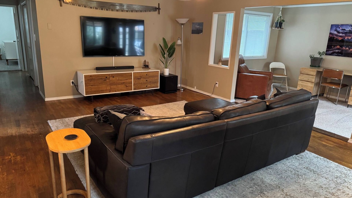 Oakridge House | Charming 3-bedroom house in enchanting Oakridge with AC