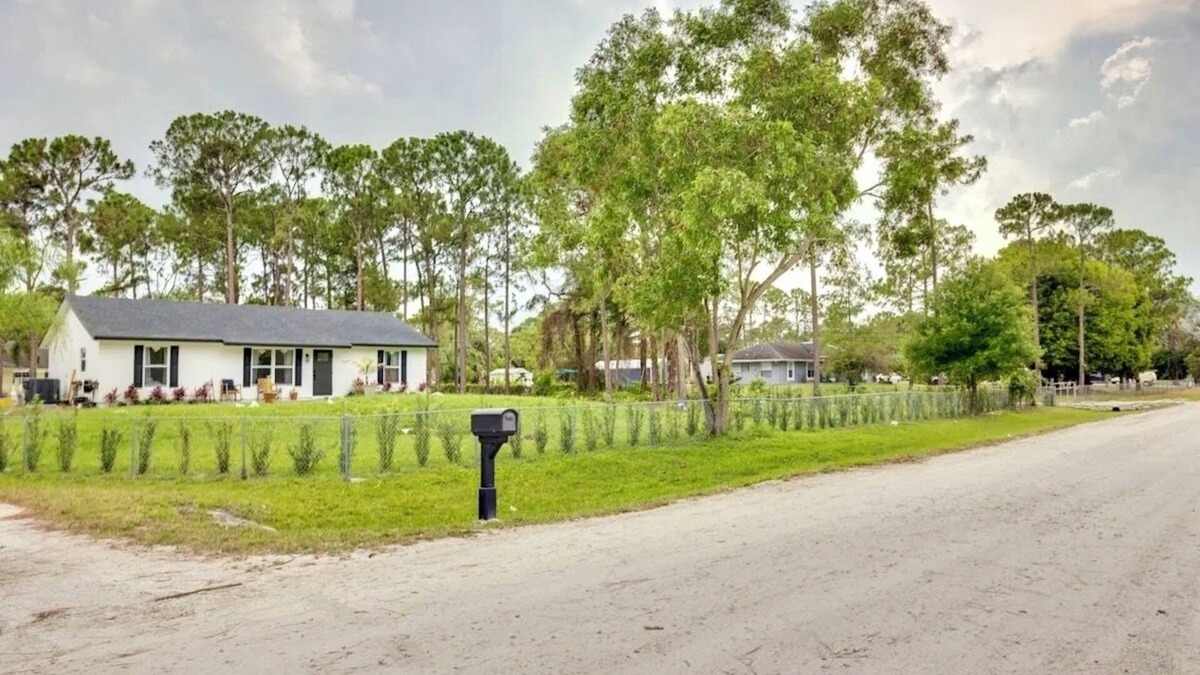 Hunt Club House | Charming 3-bedroom house with WiFi, AC in welcoming Westlake