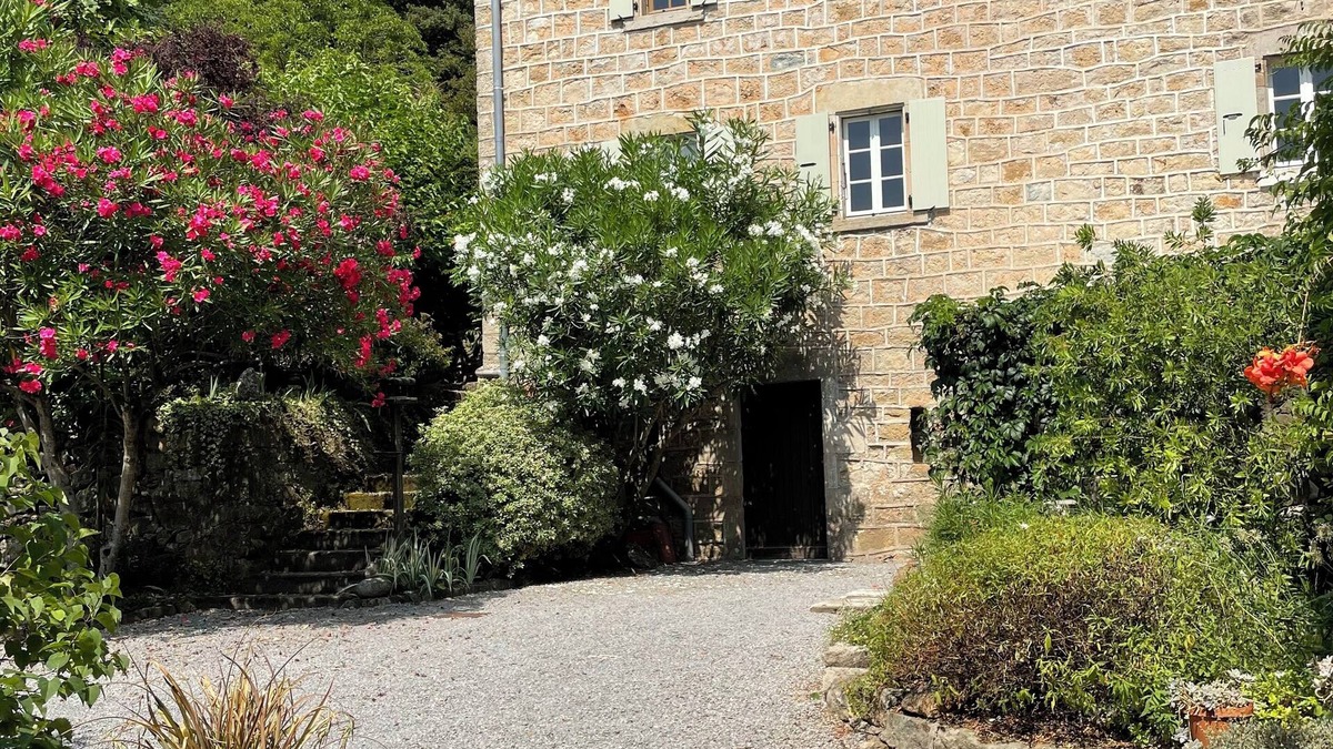 Ribes House | Charming 3 bedroom house, lovely garden, near river 3km