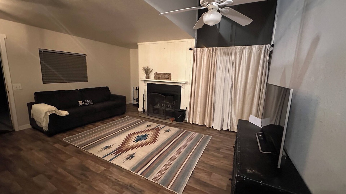 Oak Shores House | Charming 3-bedroom house in Oakshores with AC by the lake