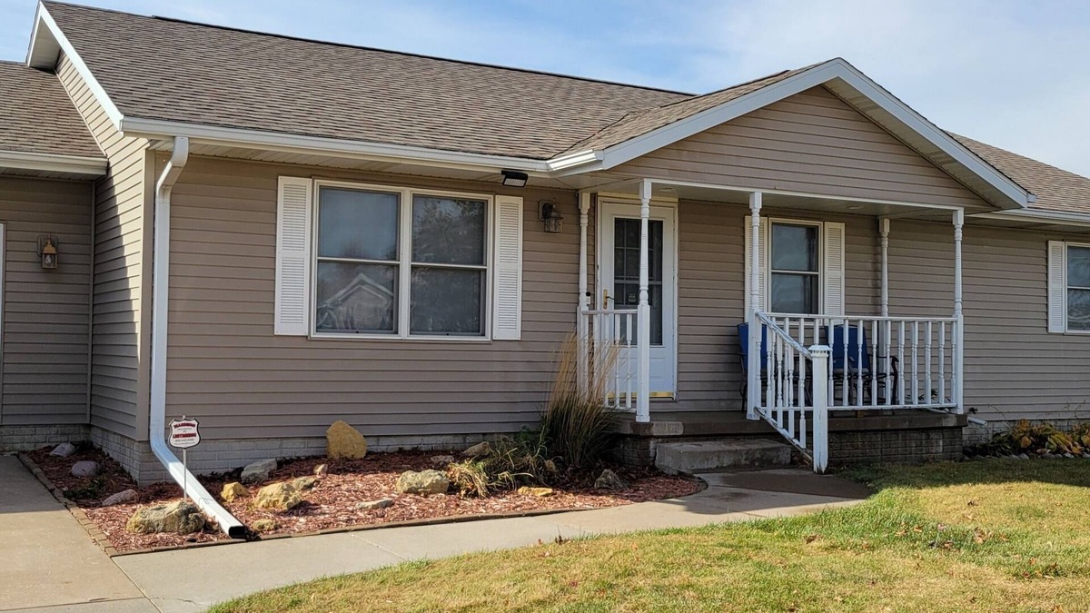 Clinton House | Charming 3-bedroom house with WiFi and AC. Centrally-located in Clinton