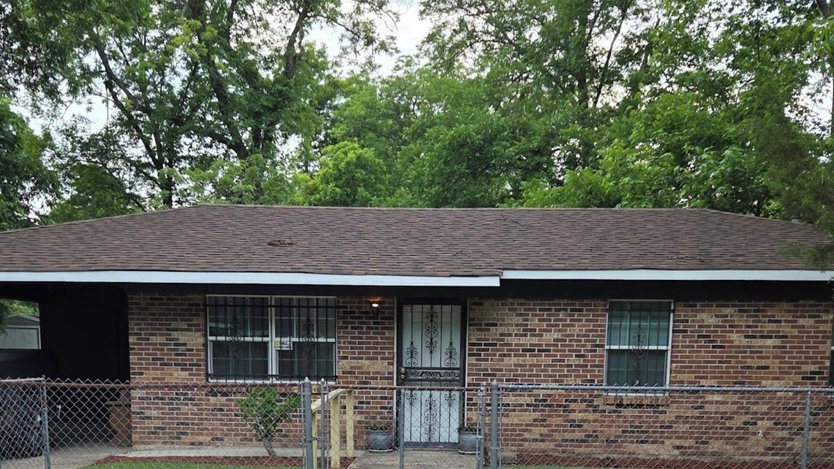 Dermott House | Charming 3-bedroom house in Dermott with plenty of yard for family activities.