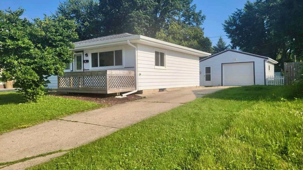 Madison House | Charming 3-Bedroom House in Quiet Madison Suburb