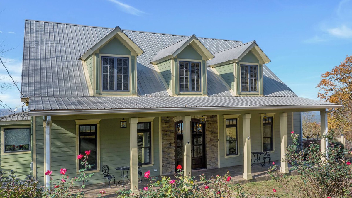 Mentone House | Charming 3-bedroom house, breathtaking views, Hot Tub, W/D Game Room