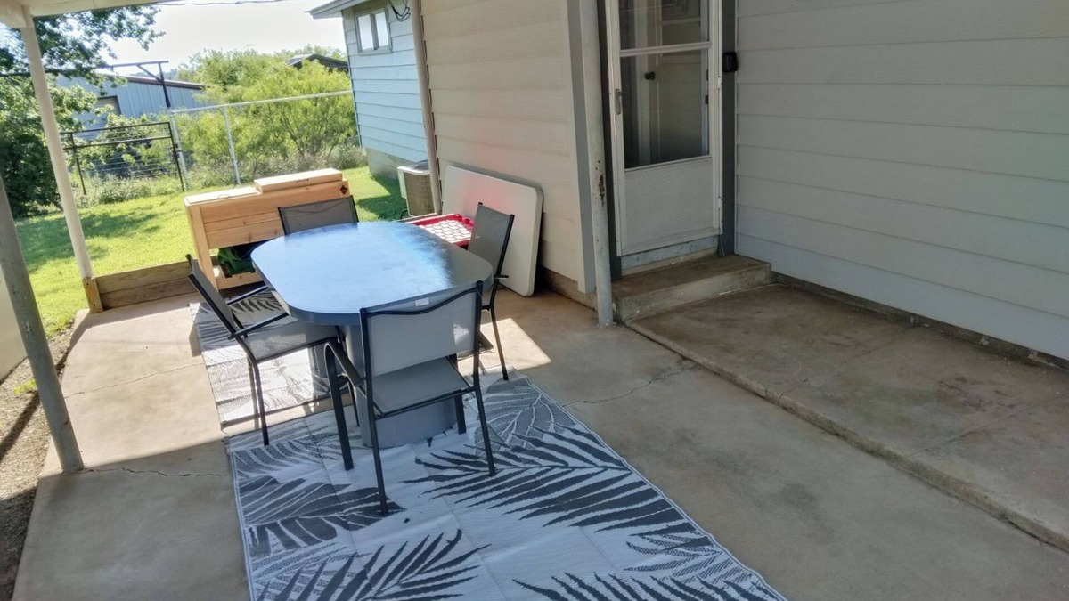 Seymour House | Charming 3-bedroom house with WiFi, AC in Seymour close to famous museum.