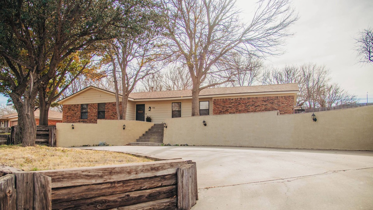 Canyon House | Charming 3-bedroom house with privacy fence backyard in quaint Canyon.