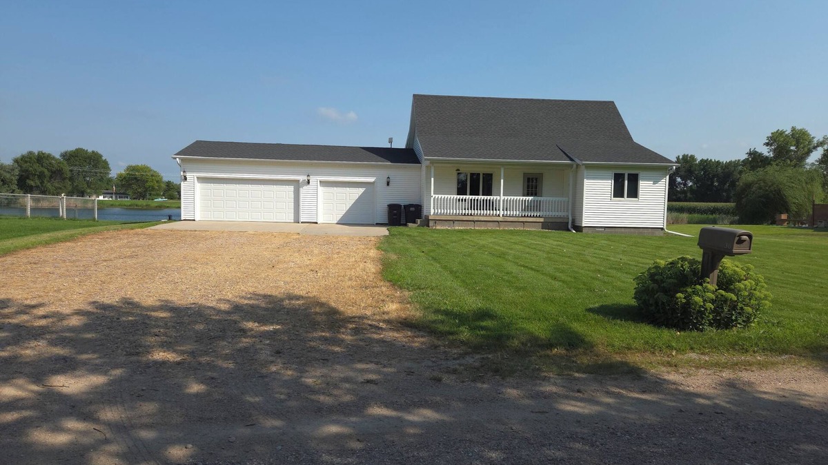 Gibbon House | Charming 3-bedroom house in Gibbon with waterfront views