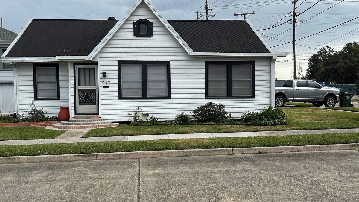 Houma House | Charming 3-bedroom house with AC, WiFi in serene Houma