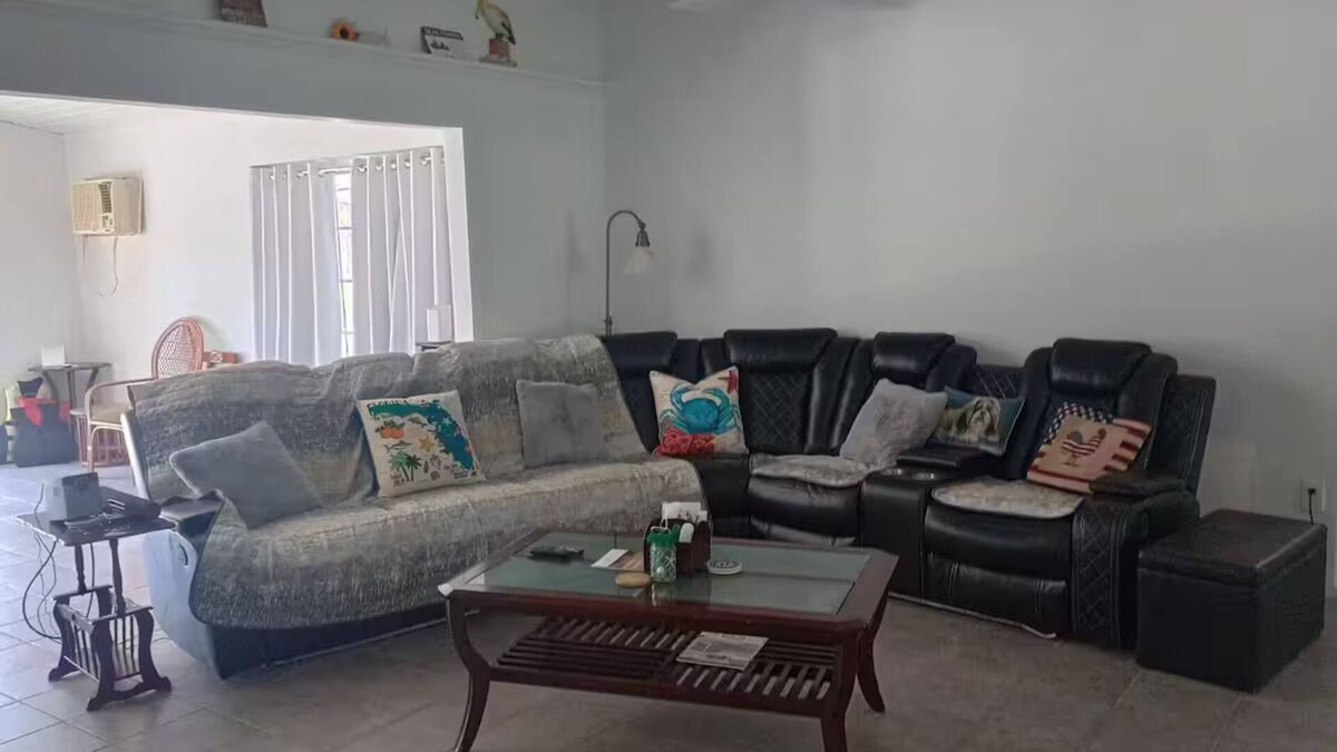 Inglis House | Charming 3-bedroom house with boat dock in serene Inglis