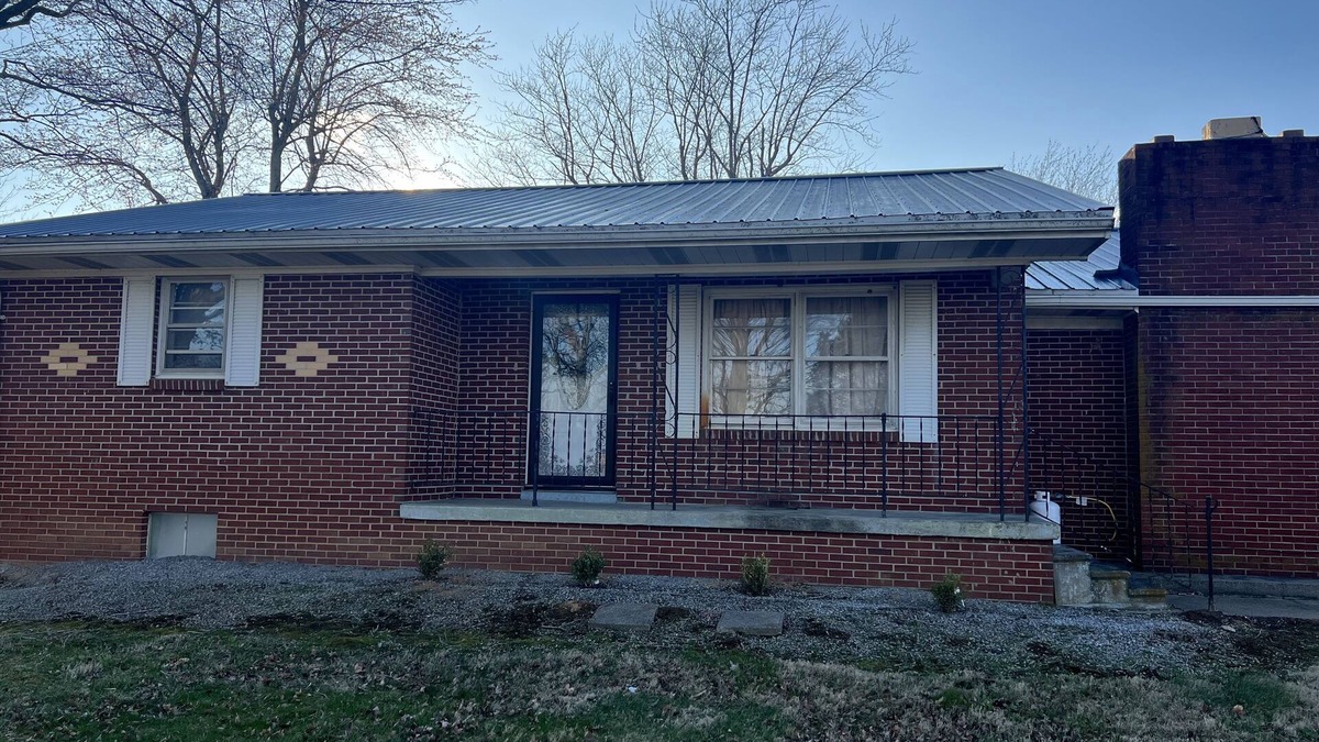 Marion House | Charming 3-bedroom house in pleasant Marion with AC, fitness room, WiFi.