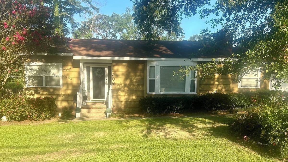 McComb House | Charming 3-bedroom house with Spacious Backyard! Located in the hub of the city.
