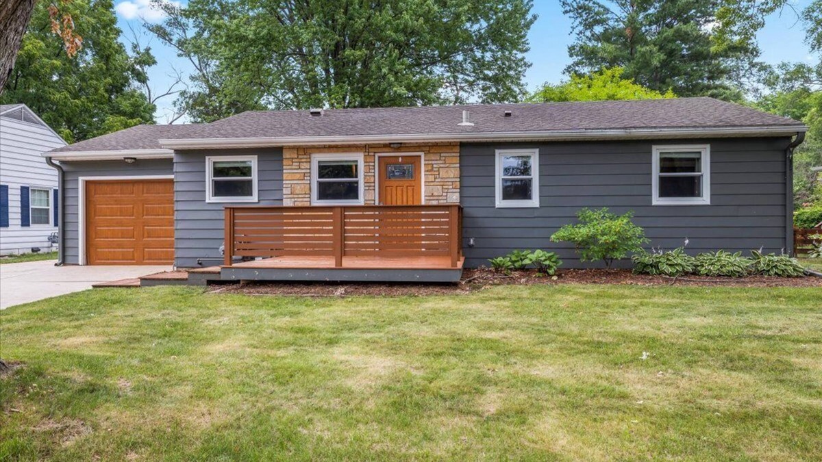 Monona House | Charming 3-bedroom house with AC and WiFi in delightful Monona.