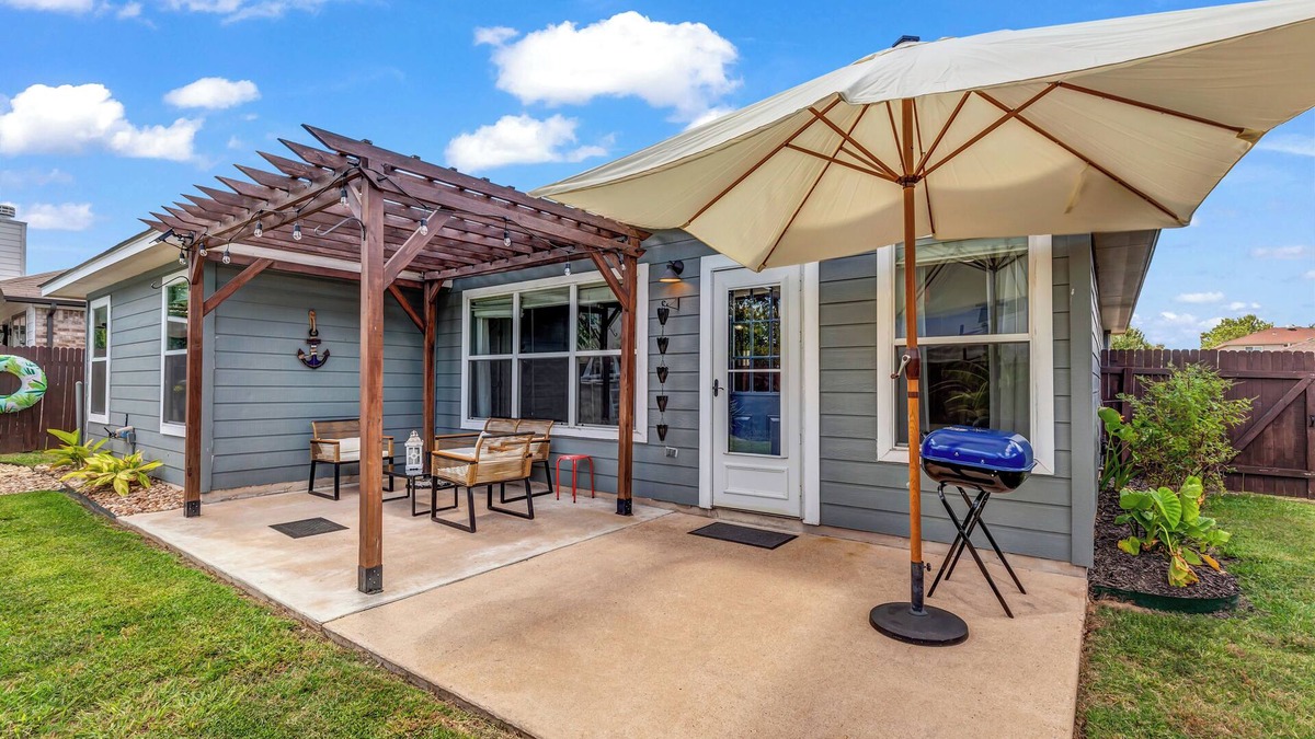 Taylor House | Charming 3-bedroom house with pool, massage chair, fitness room, WiFi in Taylor