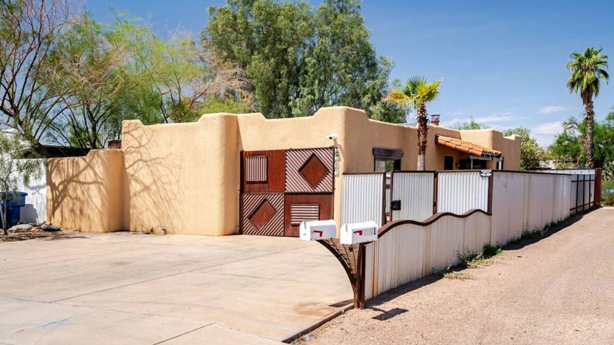 Campus Farm House | Charming 3-bedroom house in Central location/UofA bike path on Mountain