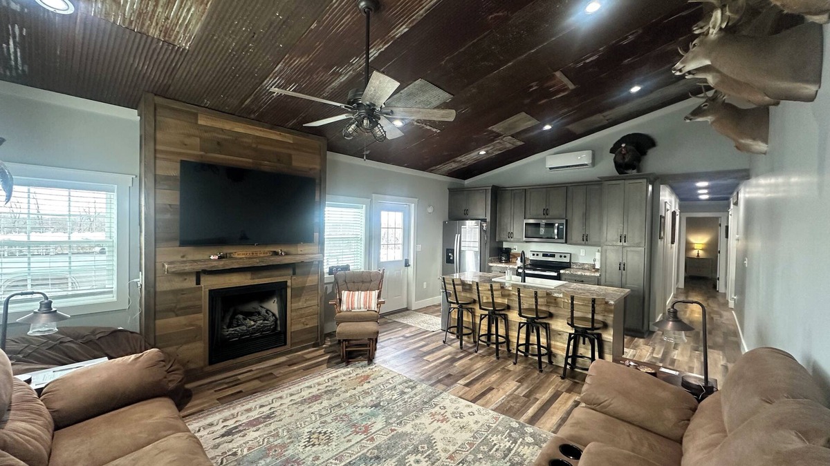 Hudson Cabin | Charming 3-bedroom lodge with AC, WiFi in tranquil Big Clifty