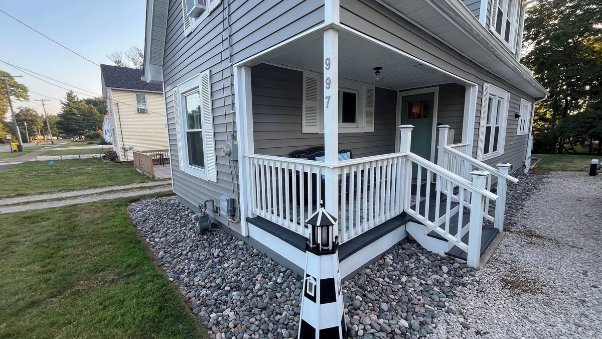 Conneaut House | Charming 3-bedroom lake house with the best location in Conneaut