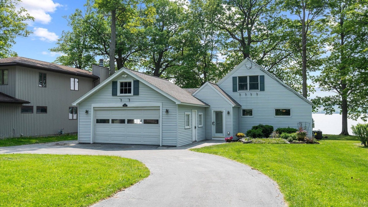 Town of Owasco House | Charming 3-bedroom lake front home with patio, WiFi and AC. Minutes from Auburn.